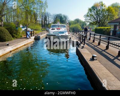 Abingdon in Oxfordshire, England - 21. April 2019 Eine zeitlose und typisch britische Szene in Abingdon Lock Gates an einem schönen Frühlingstag; diese eine Stockfoto