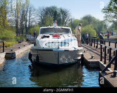 Abingdon in Oxfordshire, England - 21. April 2019 Eine zeitlose und typisch britische Szene in Abingdon Lock Gates an einem schönen Frühlingstag; diese eine Stockfoto