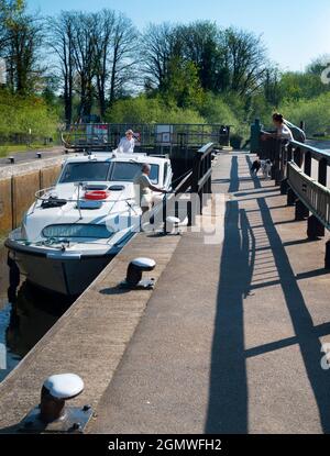 Abingdon in Oxfordshire, England - 21. April 2019 Eine zeitlose und typisch britische Szene in Abingdon Lock Gates an einem schönen Frühlingstag; diese eine Stockfoto