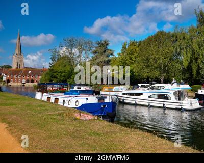 Abingdon, England - 1. September 2019; zwei Personen im Blick. Abingdon behauptet, die älteste Stadt in England zu sein. Wenn Sie an der mittelalterlichen Brücke vorbeigehen Stockfoto