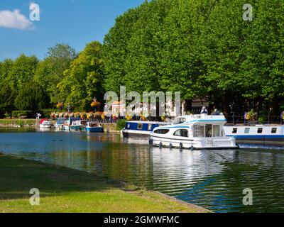 Abingdon, England - 1. September 2019; zwei Personen im Blick. Abingdon behauptet, die älteste Stadt in England zu sein. Wenn Sie an der mittelalterlichen Brücke vorbei gehen Stockfoto