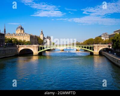 Paris, Frankreich - 20. September , 2018 die seine und ihre malerischen Brücken sind eines der Highlights jeder Reise nach Paris, Frankreich. H Stockfoto