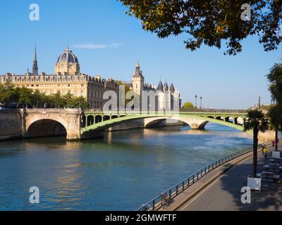 Paris, Frankreich - 20. September , 2018 die seine und ihre malerischen Brücken sind eines der Highlights jeder Reise nach Paris, Frankreich. H Stockfoto