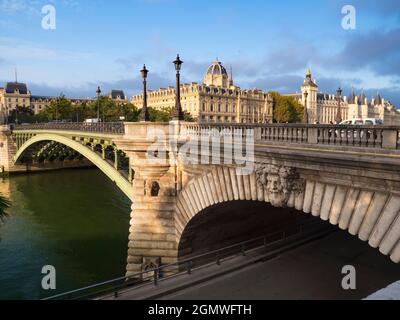 Paris, Frankreich - 20. September , 2018 die seine und ihre malerischen Brücken sind eines der Highlights jeder Reise nach Paris, Frankreich. H Stockfoto