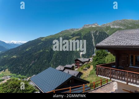 Stadtbild mit Eggishorn im Hintergrund, Bellwald, Wallis, Schweiz, Europa Stockfoto