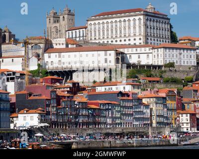 Porto ist nach Lissabon die zweite Stadt Portugals. Es liegt an der Mündung des Douro-Flusses im Norden Portugals und ist einer der ältesten besiedelten Cent Stockfoto