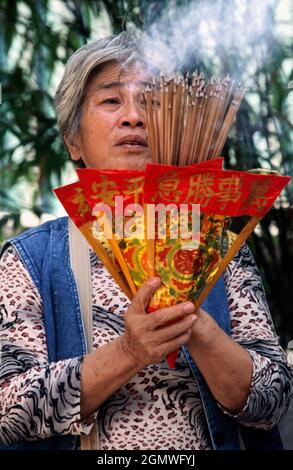 Hongkong, China - 7. Juni 2006; eine Frau in Schuss. Im Norden von Kowloon gelegen, ist Wong Tai Sin der beliebteste taoistische Tempel in Hongkong. Dedic Stockfoto