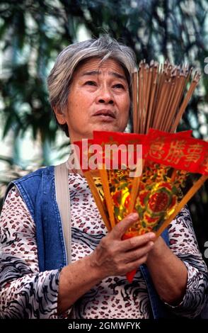 Hongkong, China - 7. Juni 2006; eine Frau in Schuss. Im Norden von Kowloon gelegen, ist Wong Tai Sin der beliebteste taoistische Tempel in Hongkong. Dedic Stockfoto