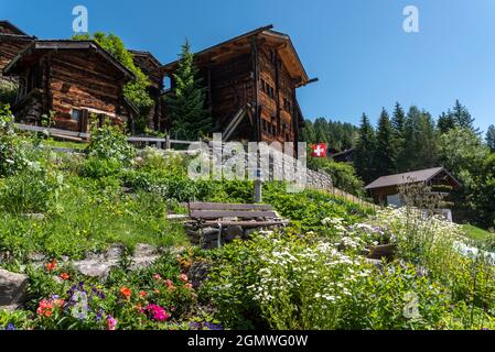 Stadtbild mit typischen Walliser Holzhäusern, Bellwald, Wallis, Schweiz, Europa Stockfoto