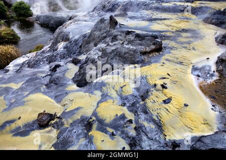 Rotorua, Neuseeland - 13. Mai 2012 Eine urzeitliche Szene aus Dampf, Schlammquellen, Schwefel und Geysire im geothermischen Gebiet Te Puia in Rotorua, der Nordinsel Stockfoto