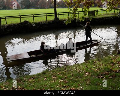 Oxford, England - 10. Oktober 2019; mehrere Personen in Schuss. Eine ruhige Szene am Fluss Cherwell in Oxford, England. Dies ist ein berühmter Ort für Punti Stockfoto