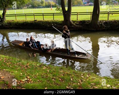 Oxford, England - 10. Oktober 2019; mehrere Personen in Schuss. Eine ruhige Szene am Fluss Cherwell in Oxford, England. Dies ist ein berühmter Ort für Punti Stockfoto