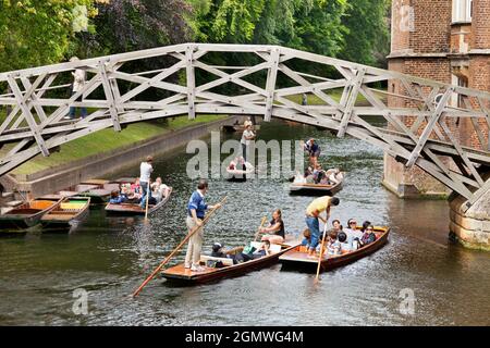 Cambridge, Cambridgeshire - 20. Juli 2009; Gruppe von Menschen im Blick, Spaß haben. Im Sommer auf dem River Cam punzen, sich der Mathematical Bridge nähern Stockfoto