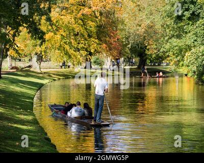 Oxford, England - 10. Oktober 2019; mehrere Personen in Schuss. Eine ruhige Szene am Fluss Cherwell in Oxford, England. Dies ist ein berühmter Ort für Punti Stockfoto