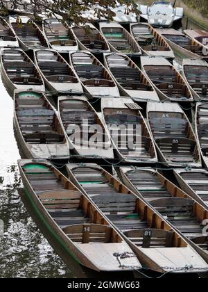 Oxford, England - 10. Oktober 2019; Eine ruhige Szene von der Magdalenbrücke über den Fluss Cherwell in Oxford, England. Dies ist ein berühmter Ort für Wetten Stockfoto