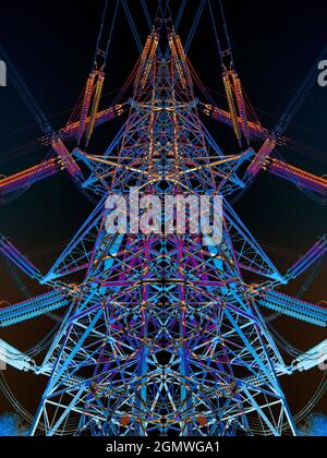 Oxfordshire, England - 19. Oktober 2018 Dies begann als Bild eines Strompylons an der Themse in Kennington. Aber dann wurde ich abenteuerlich Stockfoto