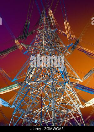 Oxfordshire, England - 19. Oktober 2018 Dies begann als Bild eines Strompylons an der Themse in Kennington. Aber dann wurde ich abenteuerlich Stockfoto