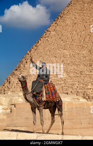 Vorsicht! Ein Kamelreiter wartet im Hinterhalt auf Touristen an der Khafre-Pyramide auf dem Gizeh-Hochplateau außerhalb von Kairo, Ägypten. Nie, immer auf einer dieser kam Stockfoto