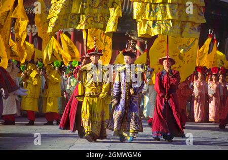 Shenyang, Liaoning, China - September 15 1999; große Gruppe von Darstellern im Blick. Ein herrliches und farbenfrohes Schauspiel - die Qing Dynastie His Stockfoto