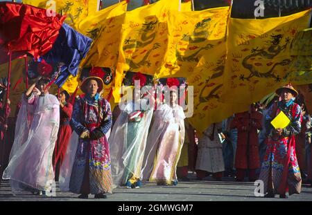 Shenyang, Liaoning, China - September 15 1999; große Gruppe von Darstellern im Blick. Ein herrliches und farbenfrohes Schauspiel - die Qing Dynastie His Stockfoto