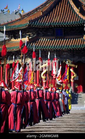 Shenyang, Liaoning, China - September 15 1999; große Gruppe von Darstellern im Blick. Ein herrliches und farbenfrohes Schauspiel - die Qing Dynastie His Stockfoto