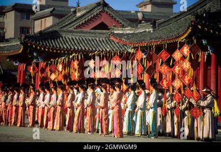 Shenyang, Liaoning, China - September 15 1999; große Gruppe von Darstellern im Blick. Ein herrliches und farbenfrohes Schauspiel - die Qing Dynastie His Stockfoto