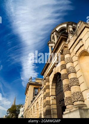 Oxford, England - 28. Oktober 2019 Ich liebe es, in den Himmel zu schauen. Was Sie sehen, ist oft schön und verändert sich ständig. Spaziergang durch Oxford auf einem schönen A Stockfoto