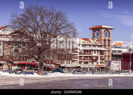 Bansko, Bulgarien - 28. Januar 2021: Bansko Royal Towers Hotel im bulgarischen Skigebiet im Winter Stockfoto
