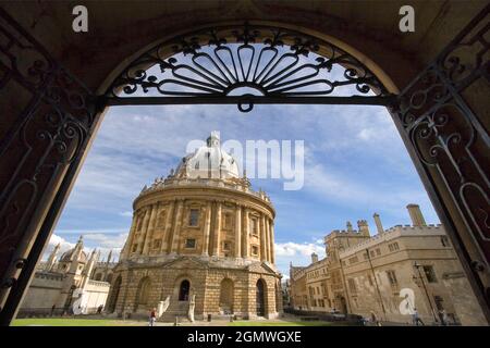 Das intime Tor zwischen zwei der historischsten Wahrzeichen von Oxford: Der Bodleian Library und dem Radcliiffe Square. Die Bodleian Library, das Hauptresea Stockfoto