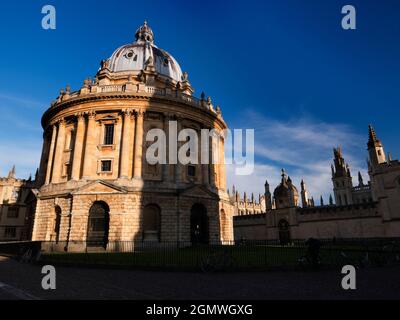 Oxford, England - 14. Dezember 2017 der Radcliffe Square liegt im Herzen des historischen Oxford. Im Mittelpunkt steht die runde Radcliffe Camera; diese di Stockfoto