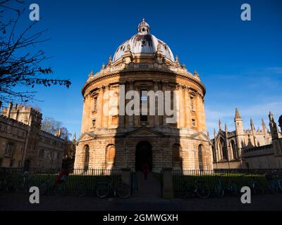 Oxford, England - 14. Dezember 2017 der Radcliffe Square liegt im Herzen des historischen Oxford. Im Mittelpunkt steht die runde Radcliffe Camera; diese di Stockfoto