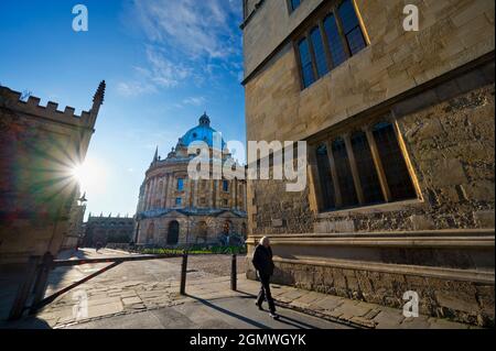 Oxford, England - 10. Januar 2020; mehrere Menschen in Schuss der Radcliffe Square liegt im Herzen des historischen Oxford. Im Mittelpunkt steht die Runde R Stockfoto