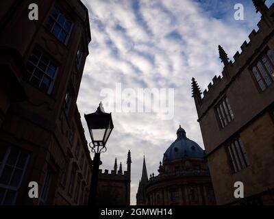 Oxford, England - 28. Oktober 2019 der Radcliffe Square liegt im Herzen des historischen Oxford. Im Mittelpunkt steht die runde Radcliffe Camera; diese di Stockfoto