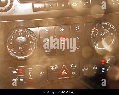 Vintage getönte Bild eines Autos Innenraum. Nahaufnahme des Bedienfelds. Details auf dem Armaturenbrett des Fahrzeugs. Konzept für Reisen, Kfz-Versicherung, Verkauf Stockfoto