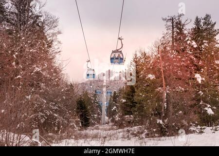 Bansko, Bulgarien - 28. Januar 2021: Winterskigebiet mit Piste, Gondelkabinen und Blick auf die Sonnenuntergänge Stockfoto