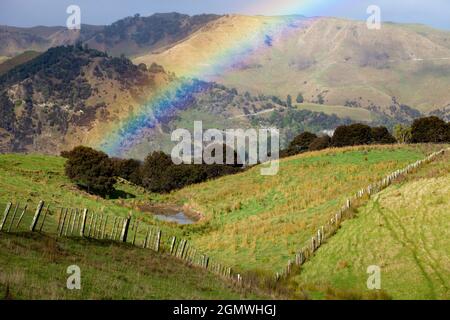 North Island, Neuseeland - 15. Mai 2012 atemberaubender Regenbogen auf dem Ackerland vor der Whangerei auf der neuseeländischen Nordinsel. In der Tat, Whangarei ist t Stockfoto
