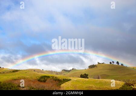 North Island, Neuseeland - 15. Mai 2012 atemberaubender Regenbogen auf dem Ackerland vor der Whangerei auf der neuseeländischen Nordinsel. In der Tat, Whangarei ist t Stockfoto