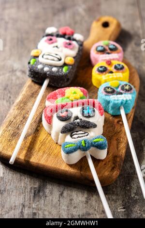 Candy Totenkopf Lutscher auf Holztisch Stockfoto