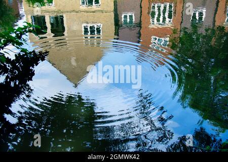 Abingdon, England - 28. Juni 2009 Dies ist ein unretuschierte Bild von Wasserwellen in Abbey Stream, einem kleinen, aber schönen Nebenfluss der Themse von Abi Stockfoto