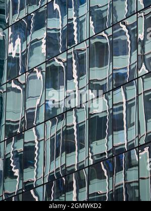 New York, USA - 4. November 3023 verzerrte Spiegelungen von Wolkenkratzern hüpfen um diesen archetypischen Street Canyon in Manhattan. 42nd Street ist ein großes Stockfoto