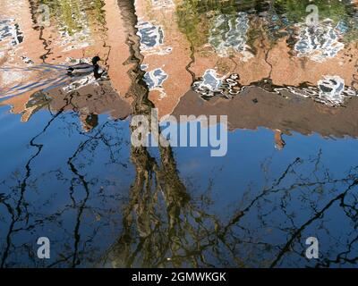 Abingdon, England - 28. Juni 2009 Dies ist ein unretuschierte Bild von Wasserwellen in Abbey Stream, einem kleinen, aber schönen Nebenfluss der Themse von Abi Stockfoto