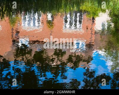 Abingdon, England - 21. Juni 2019 Dies ist ein unretuschierte Bild von Wasserwellen in Abbey Stream, einem kleinen, aber schönen Nebenfluss der Themse von Abi Stockfoto