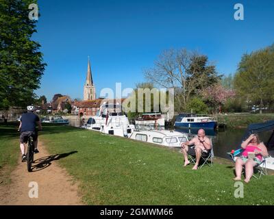 Abingdon, England - 21. April 2019 Abingdon behauptet, die älteste Stadt in England zu sein. Wenn Sie an der mittelalterlichen Brücke früh auf einer klaren Quelle m vorbeigehen Stockfoto