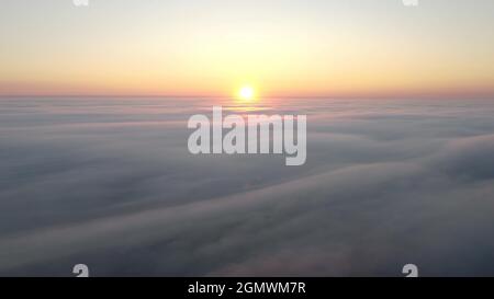 Morgens orange Sonne über dichtem Herbstnebel Stockfoto