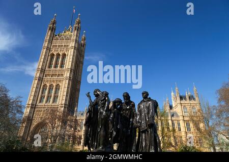 Die Burghers of Calais ist eine berühmte Bronzestatue des französischen Bildhauers Auguste Rodin, die sich neben den Houses of Parliament in London befindet Stockfoto