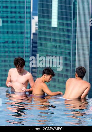 Gardens by the Bay, Singapur - 5. März 2019; drei Menschen in Schuss. Das legendäre Marina Bay Sands Hotel mit drei Türmen wurde 2010 eröffnet und ist ein Luxus-Hot Stockfoto