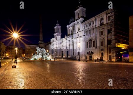 Navona Platz bei Nacht, Brunnen der vier Wassere und Brunnen des Neptun, Chiesa Di Santa Agnese in Agone Kirche, Rom, Latium, Italien, Europa Stockfoto