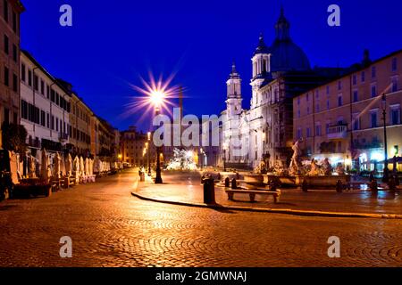 Navona Platz bei Nacht, Neptunbrunnen und Brunnen der vier Wasserspiele, Chiesa Di Santa Agnese in Agone Kirche, Rom, Latium, Italien, Europa Stockfoto