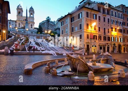 Piazza di Spagna Platz in der Abenddämmerung, Barcaccia Brunnen, Rom, Latium, Italien, Europa Stockfoto