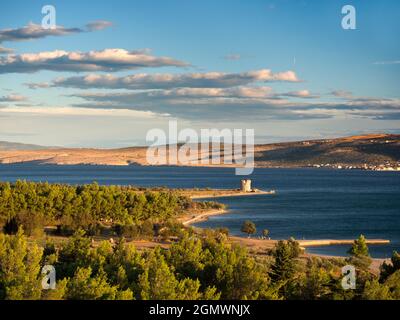 Starigrad Paklenica ist ein kleines kroatisches Küstendorf und Hafen, das sich an der Küste des Velebit-Kanals befindet, der in die Adria führt. Es ist bui Stockfoto